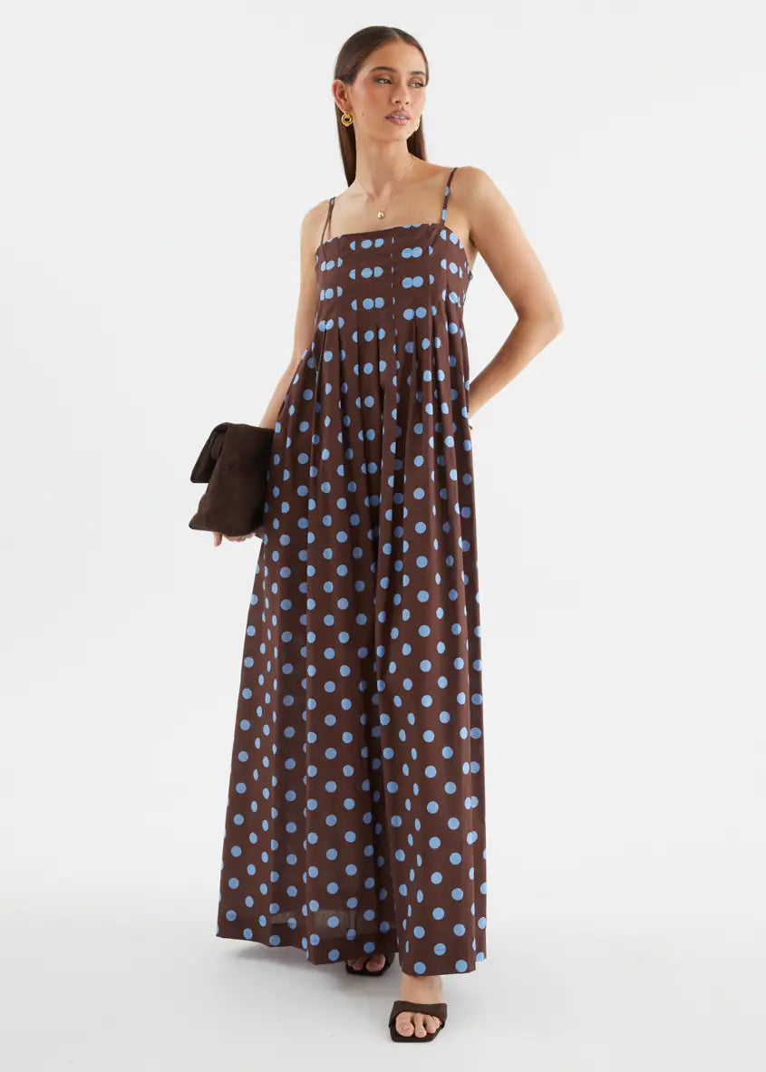 Vestido largo marrón chocolate con lunares azules, diseño que no se arruga y escote cuadrado.