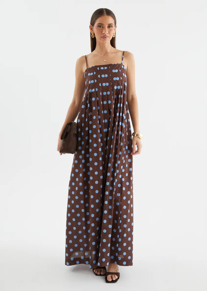 Vestido largo marrón chocolate con lunares azules, diseño que no se arruga y escote cuadrado.