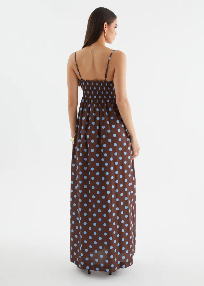 Vestido largo marrón chocolate con lunares azules, diseño que no se arruga y escote cuadrado.