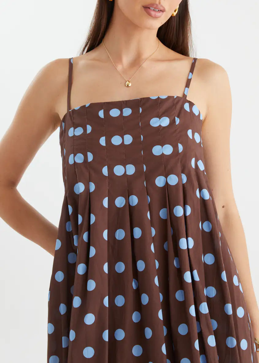 Vestido largo marrón chocolate con lunares azules, diseño que no se arruga y escote cuadrado.