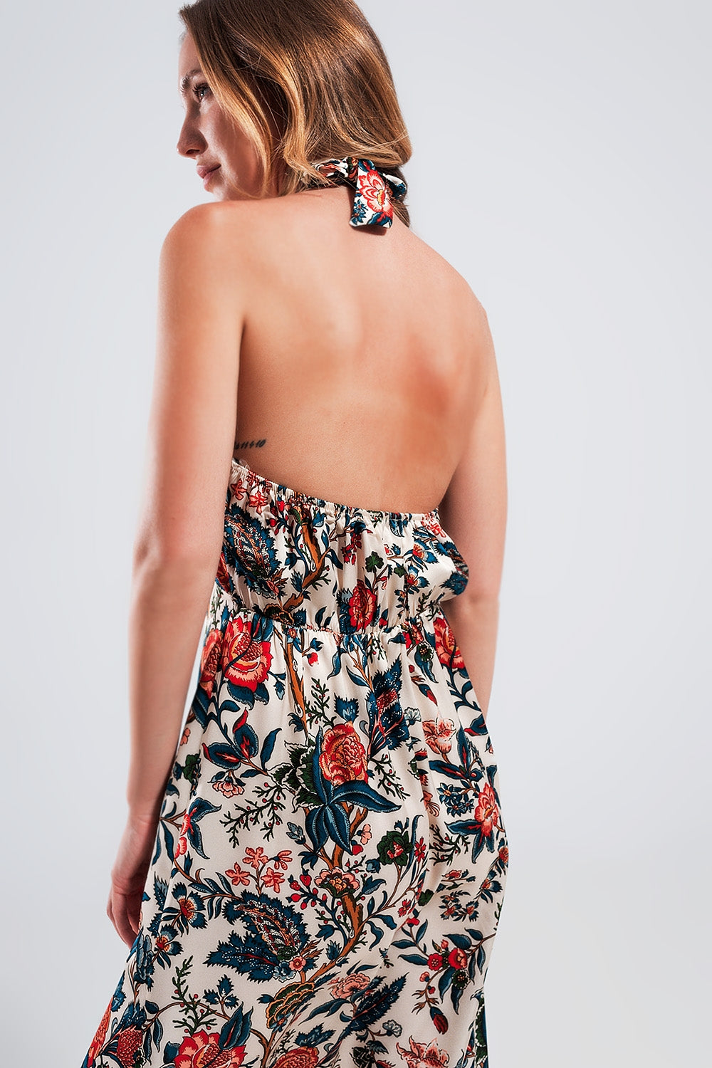 Vestido maxi halter de viscosa 100%, estampado floral jacobeo en crema y rojo, espalda descubierta.