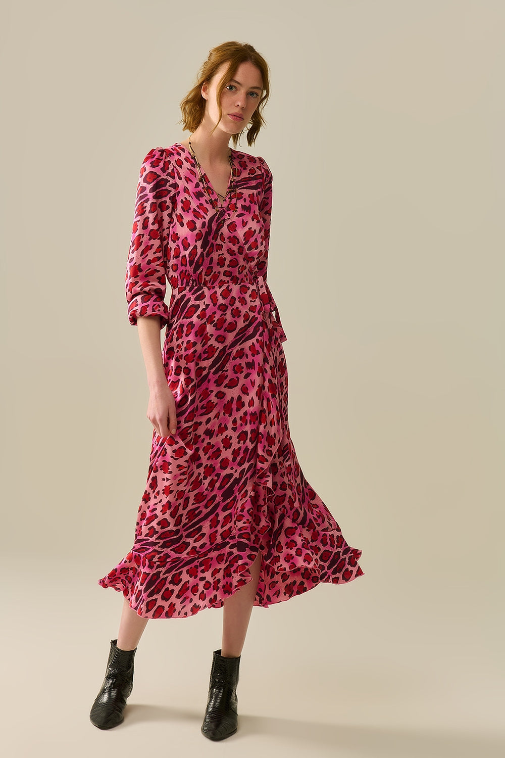 Vestido Maxi Cruzado en Satén con Estampado de Leopardo Fucsia