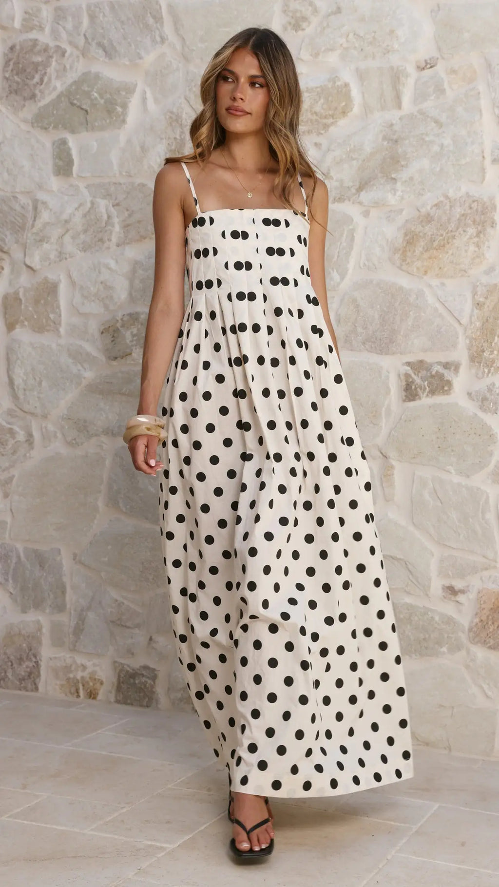 Vestido largo de lunares blanco y negro anti-arrugas con escote cuadrado.