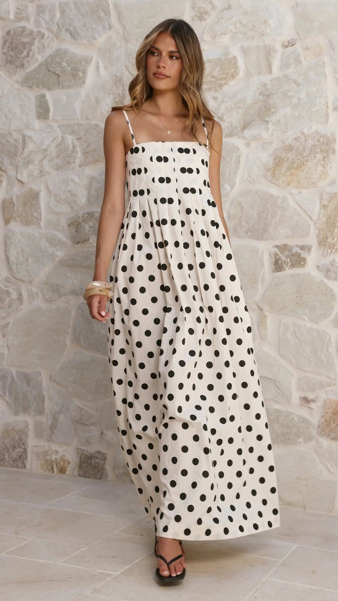 Vestido largo de lunares blanco y negro anti-arrugas con escote cuadrado.