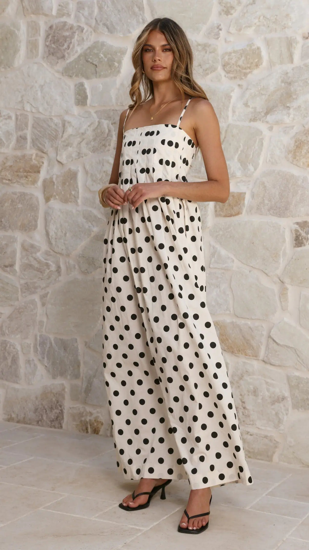Vestido largo de lunares blanco y negro anti-arrugas con escote cuadrado.