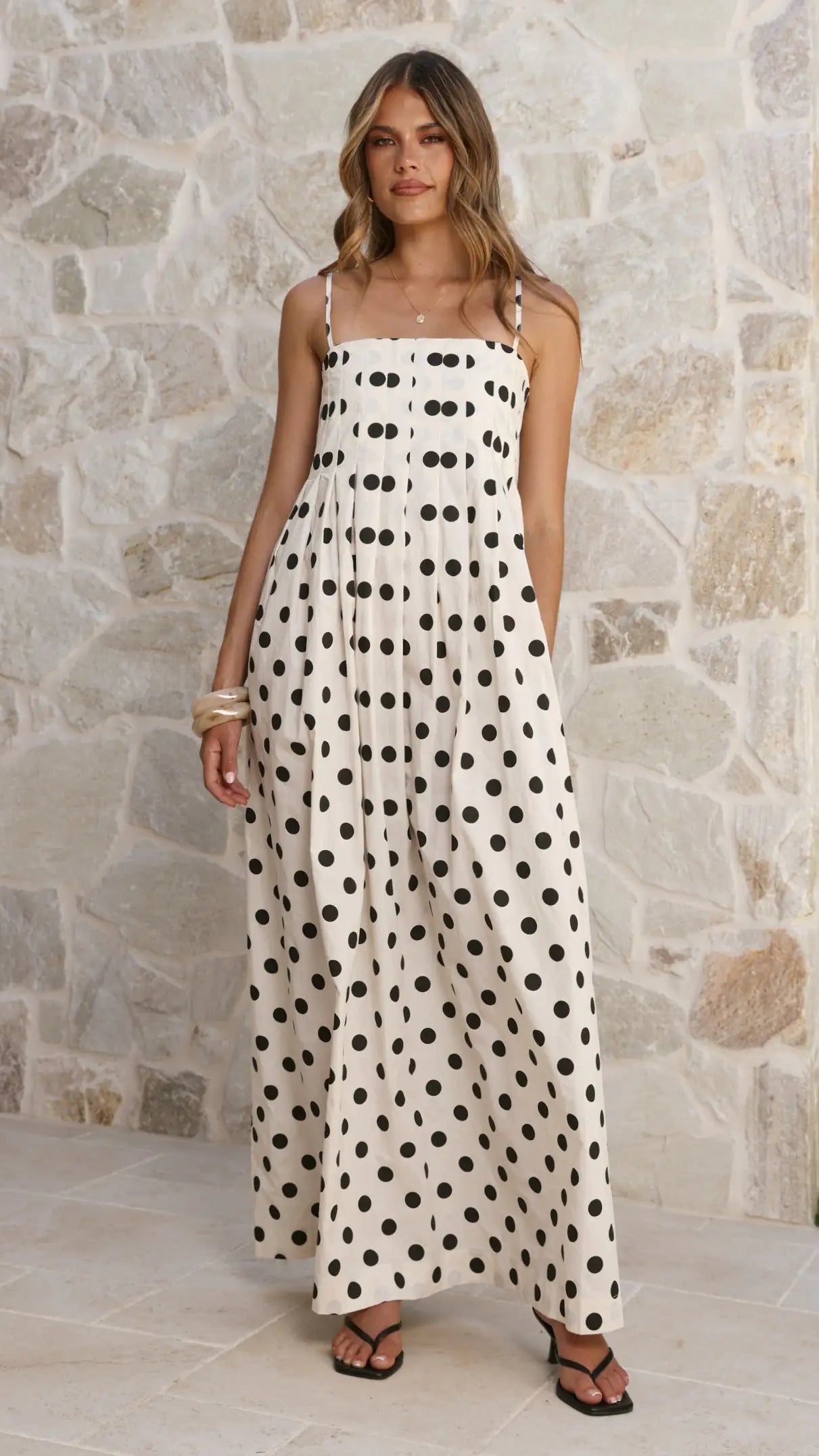 Vestido largo de lunares blanco y negro anti-arrugas con escote cuadrado.