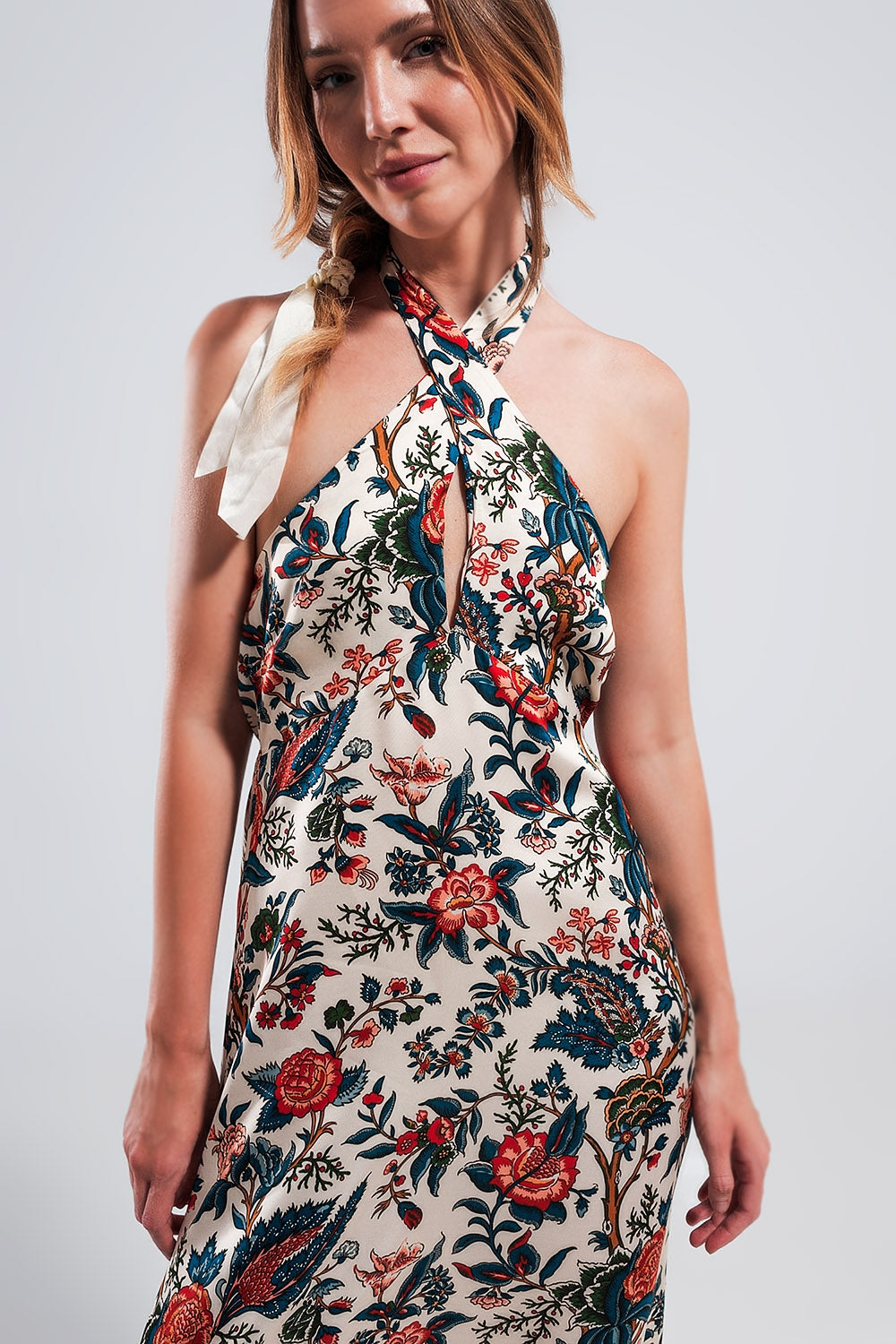 Vestido maxi halter de viscosa 100%, estampado floral jacobeo en crema y rojo, espalda descubierta.