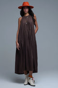 Vestido largo de color marrón chocolate con cuello halter y silueta maxi muy holgada, paneles fruncidos fluidos y bolsillos ocultos.