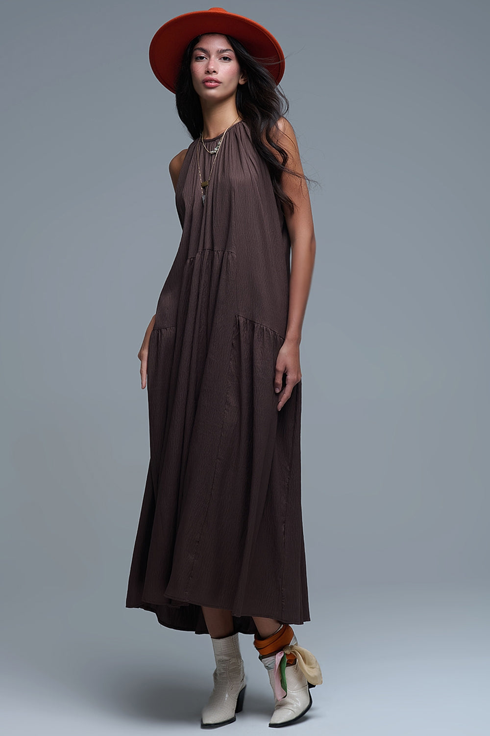 Vestido largo de color marrón chocolate con cuello halter y silueta maxi muy holgada, paneles fruncidos fluidos y bolsillos ocultos.