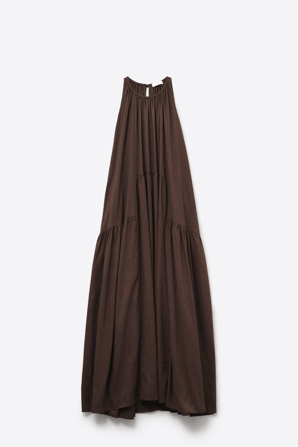 Vestido largo de color marrón chocolate con cuello halter y silueta maxi muy holgada, paneles fruncidos fluidos y bolsillos ocultos.