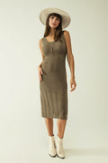 Vestido midi de punto caqui sin mangas y cuello redondo