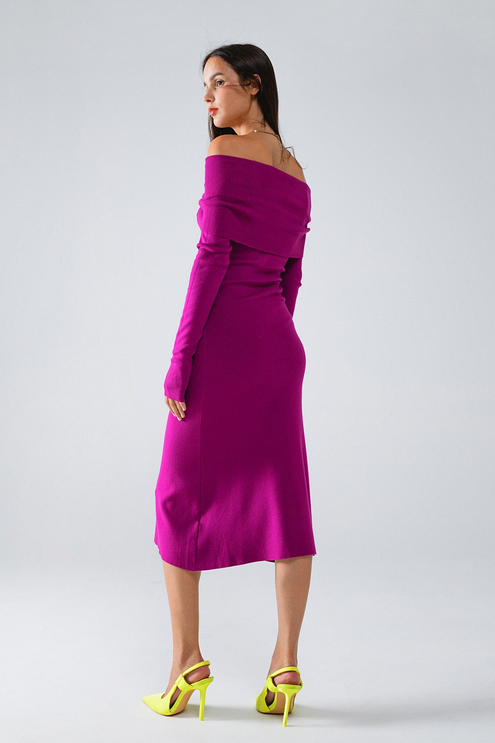 Vista trasera de un vestido midi de punto ajustado en color magenta.