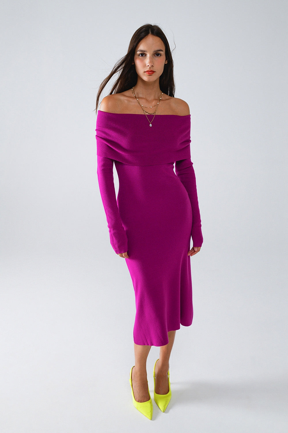 vestido midi de punto en color magenta de manga larga.