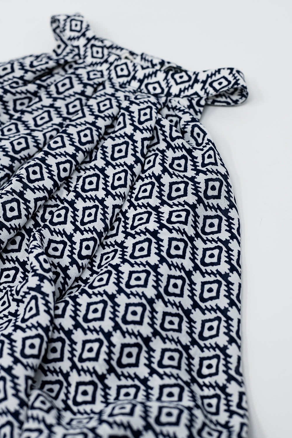 Vestido Midi Halter A Capas En Blanco y Negro