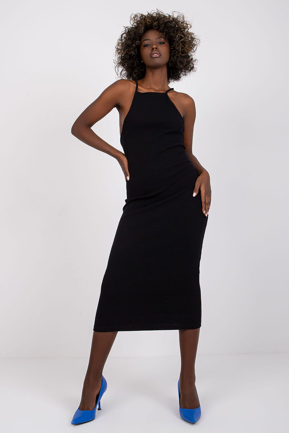 Vestido negro básico de tirantes cruzados con escote cuadrado, look elegante casual.