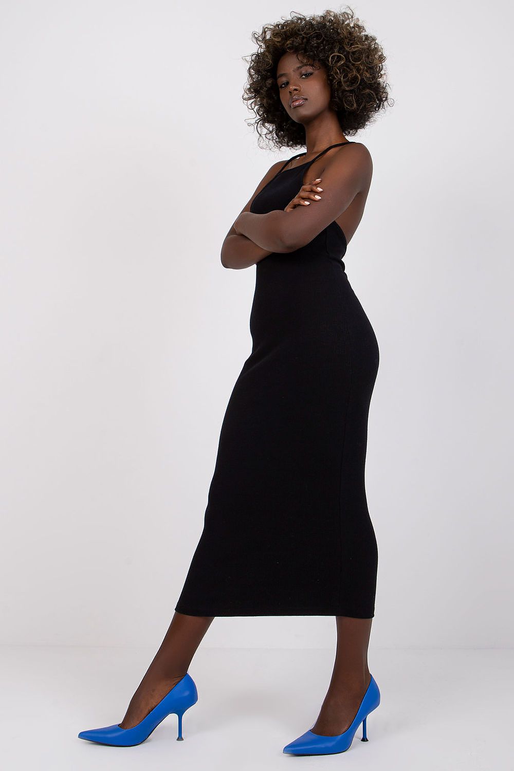Vestido negro básico de tirantes cruzados con escote cuadrado, look elegante casual.