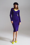Modelo con vestido midi de punto ajustado en color morado, con escote en V y manga larga.