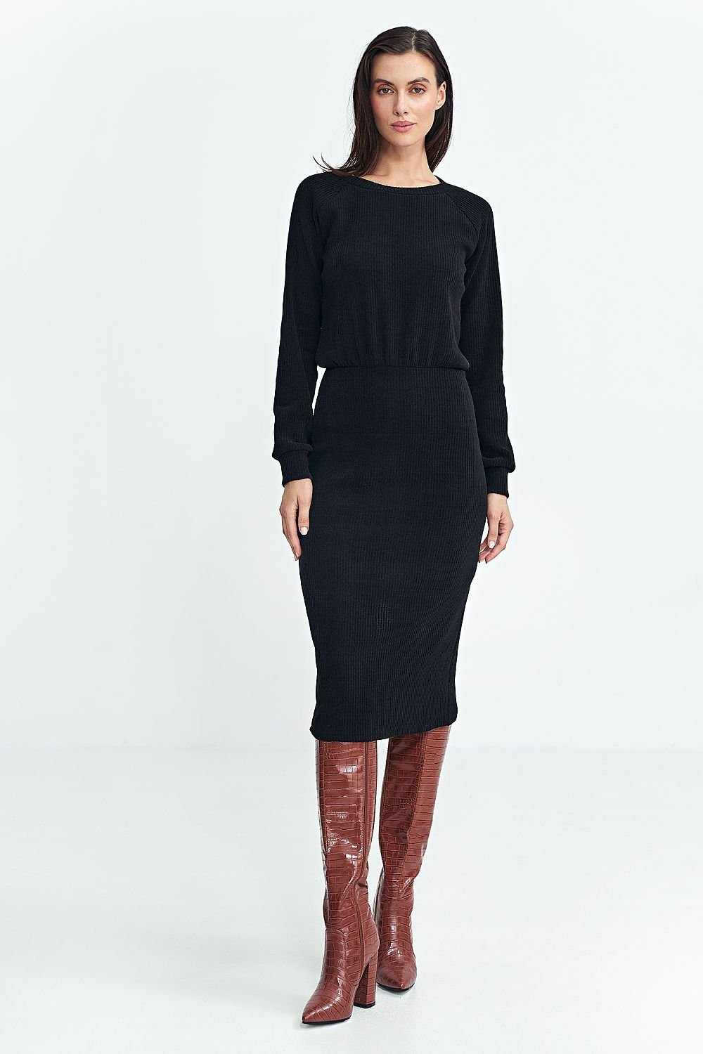 Vestido midi de punto acanalado negro de manga larga y cintura elástica.