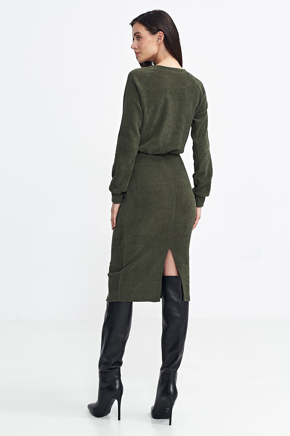 Vestido midi verde militar con abertura trasera