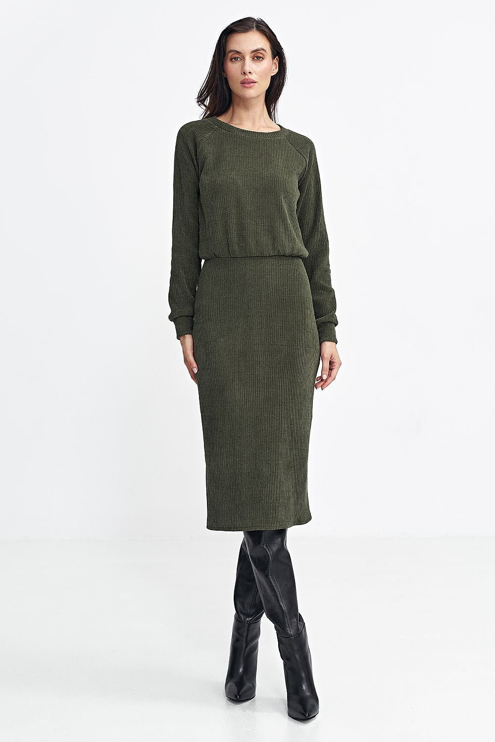 Vestido midi verde militar de punto canalé con manga larga
