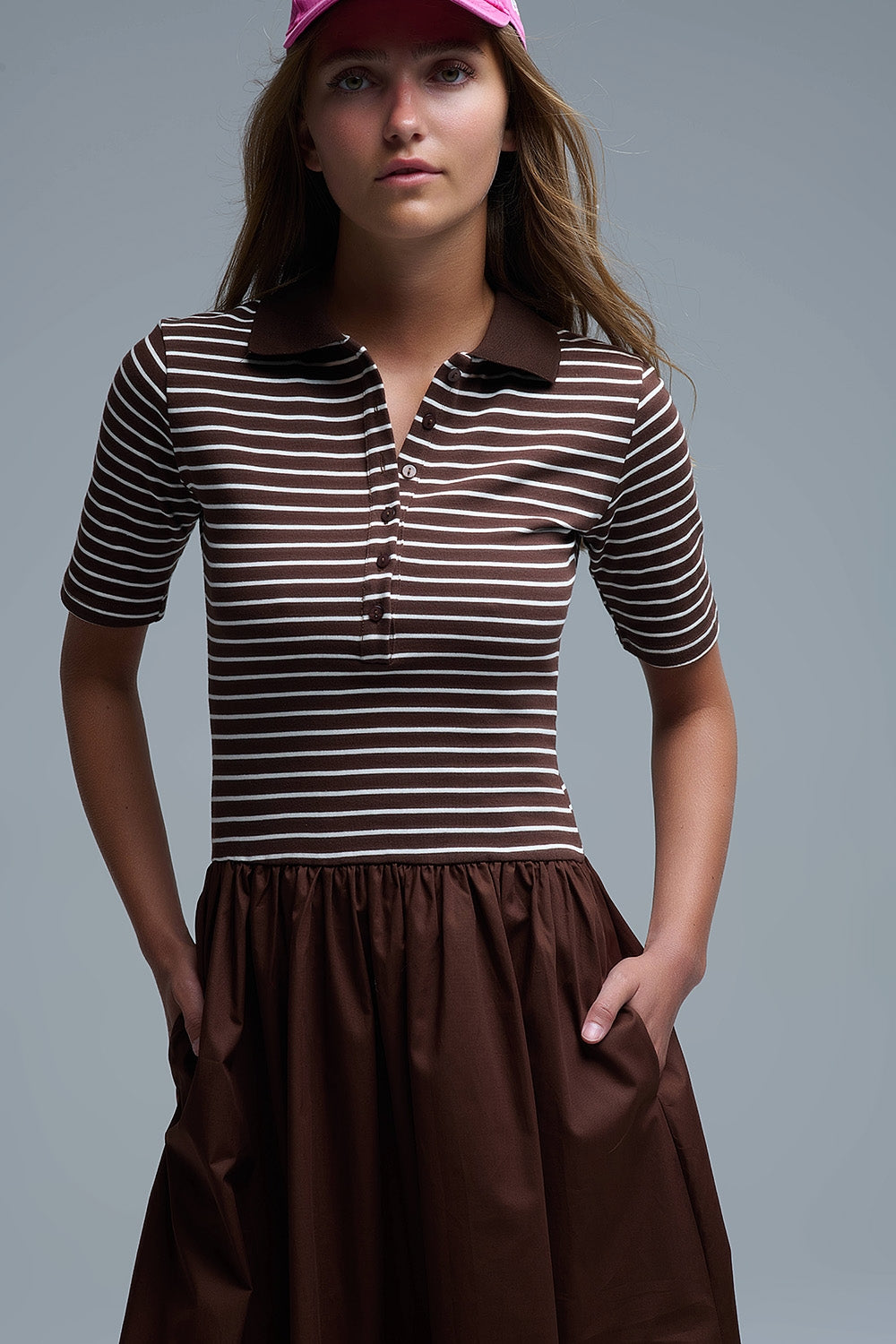 Primer plano del vestido con polo rayado marrón y boto