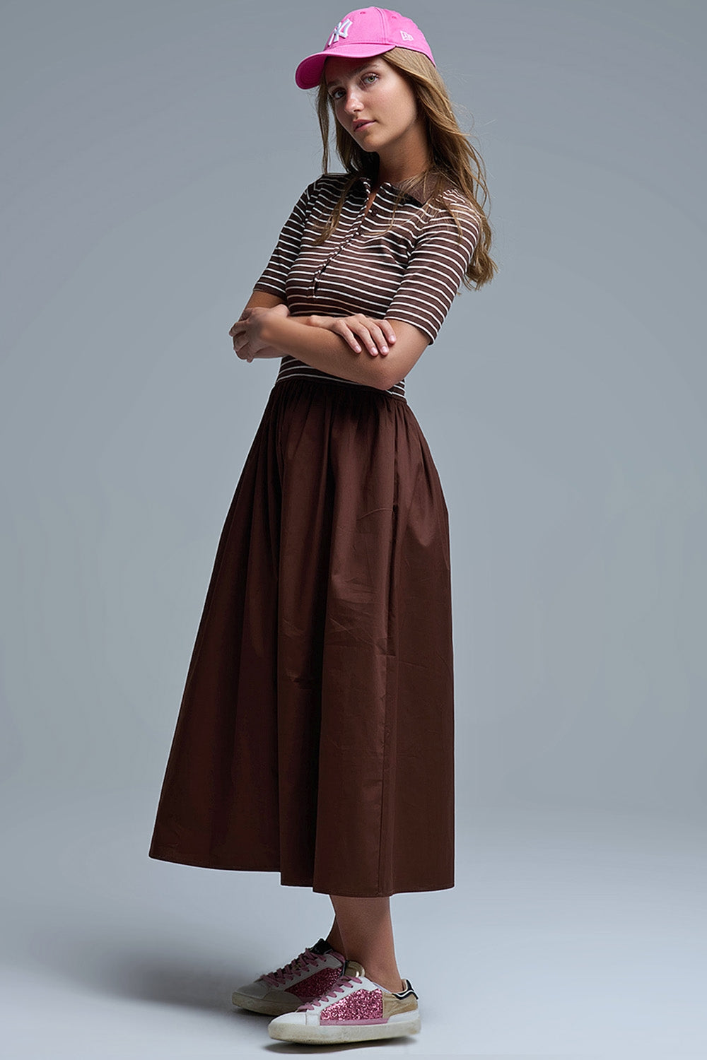 Vista lateral del vestido con cuerpo de polo y falda amplia midi.
