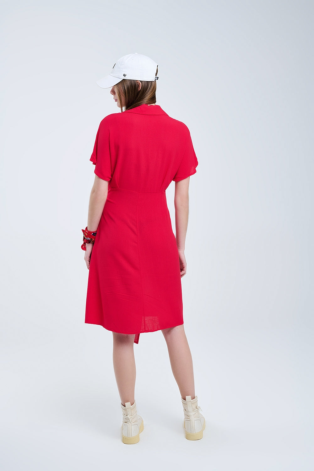 Vestido midi rojo con lazo lateral