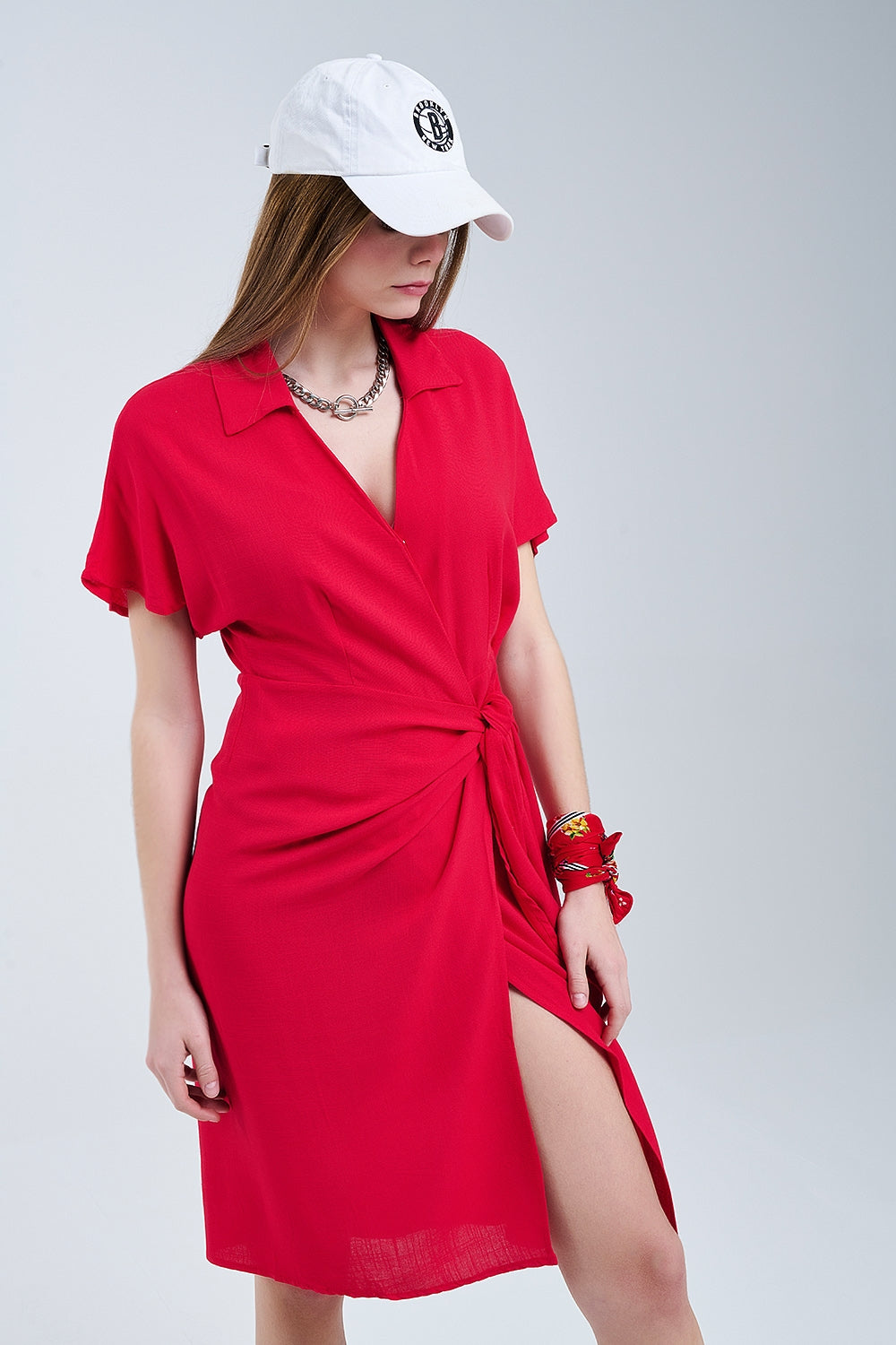 Vestido midi rojo con lazo lateral