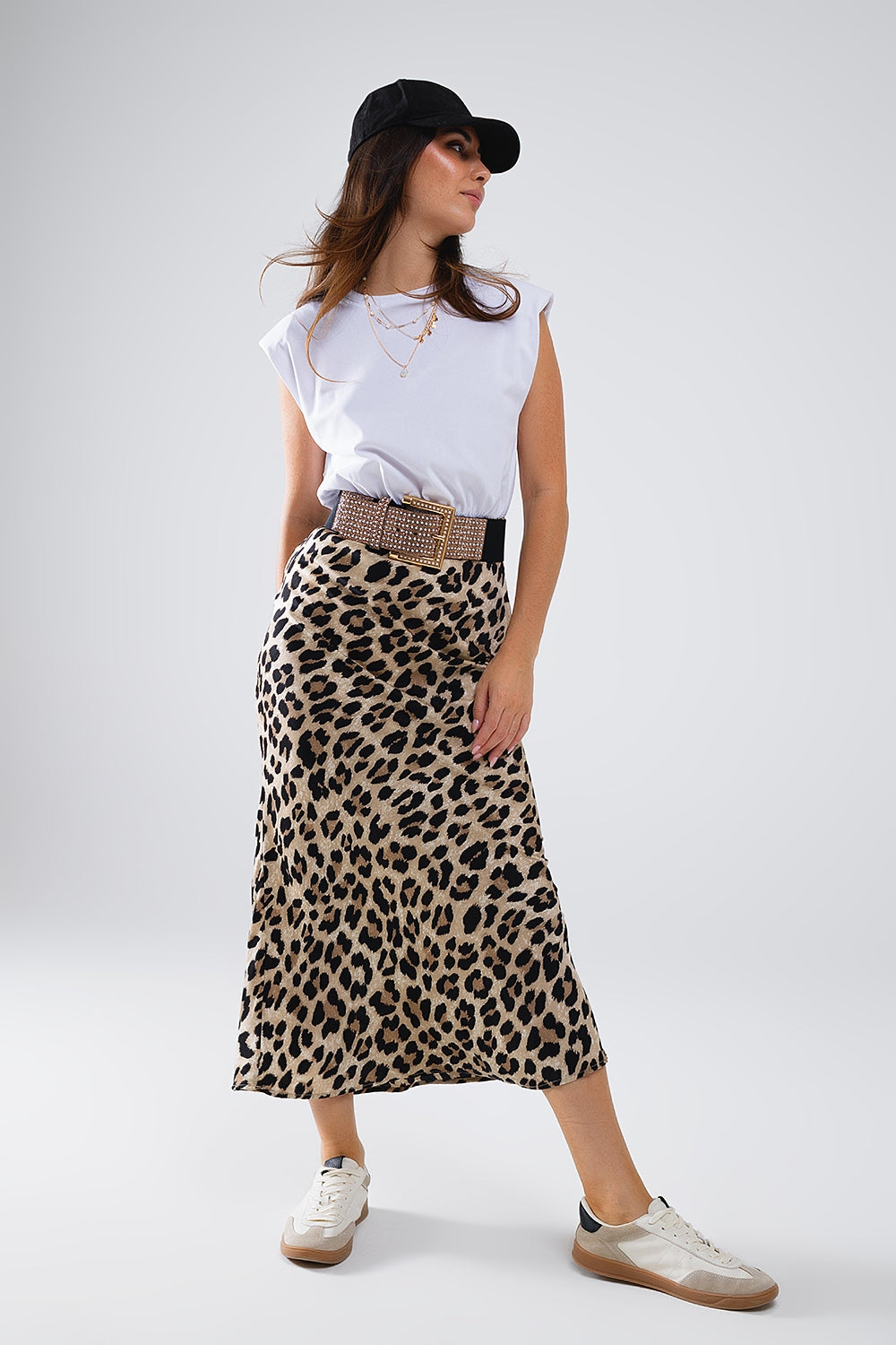 Vestido midi satinado en contraste con estampado de leopardo