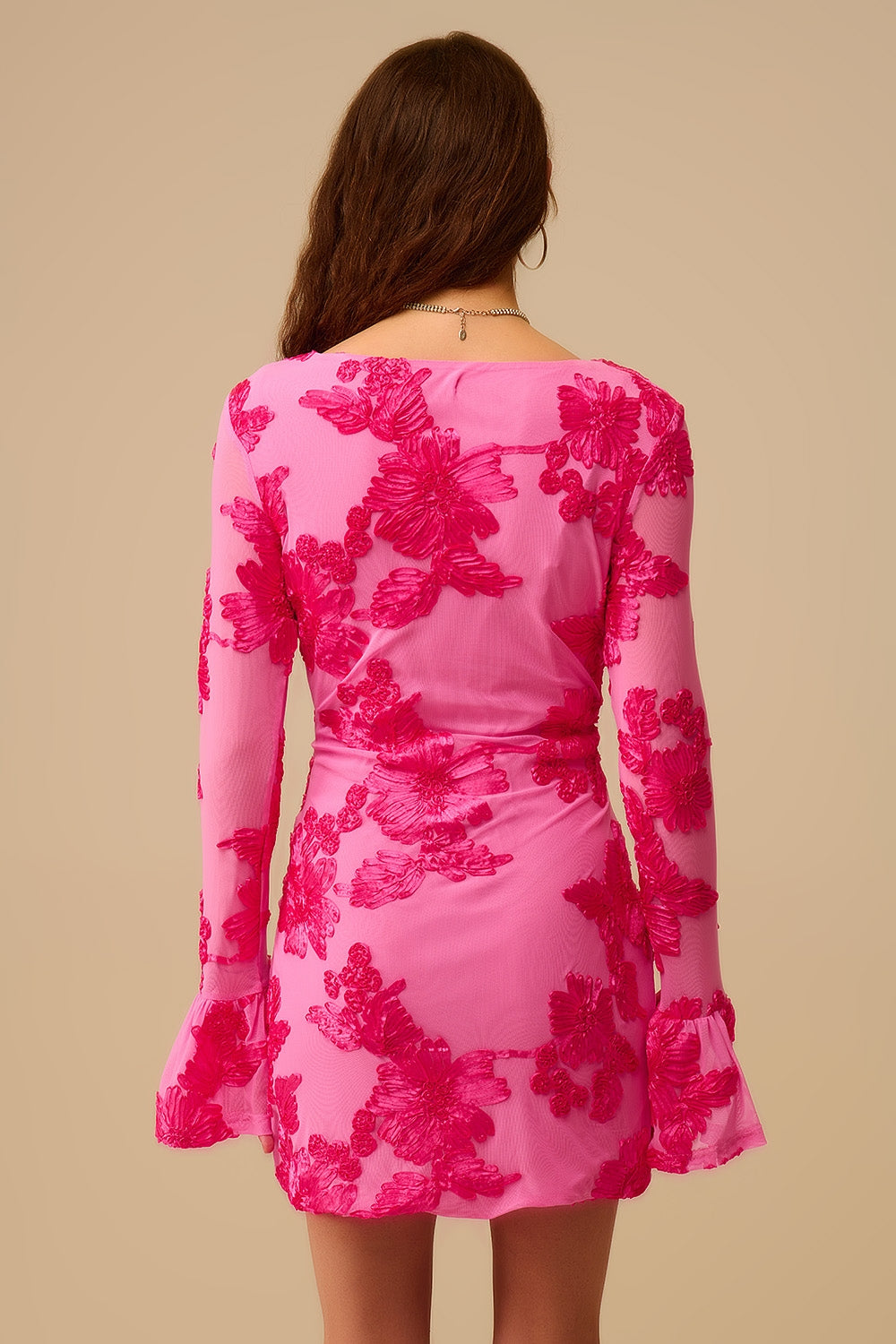 Vestido mini de gasa fucsia con brocado floral
