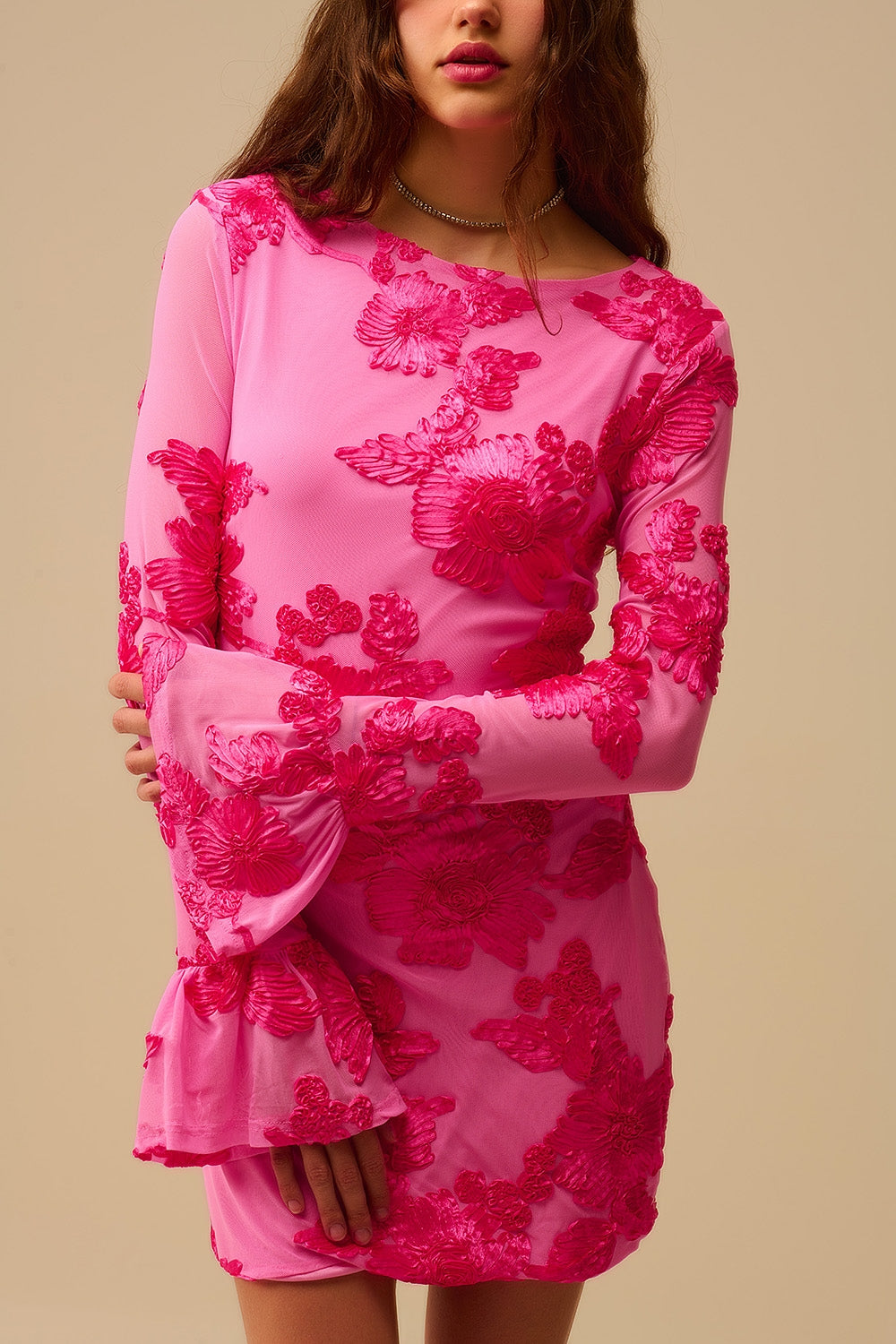 Vestido mini de gasa fucsia con brocado floral