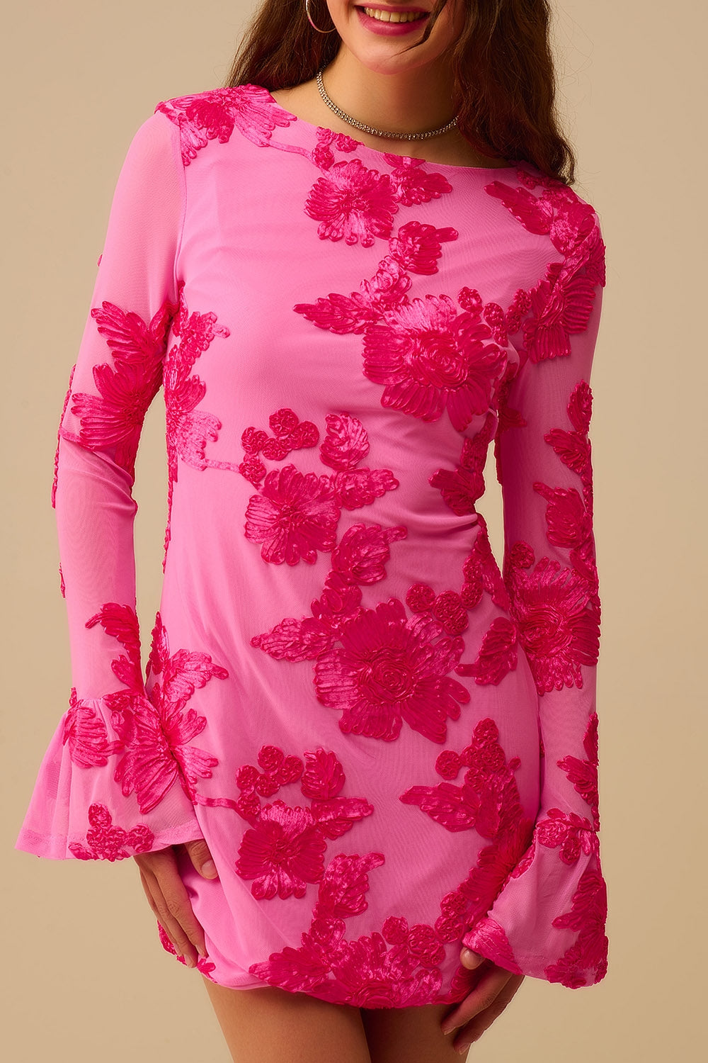 Vestido mini de gasa fucsia con brocado floral