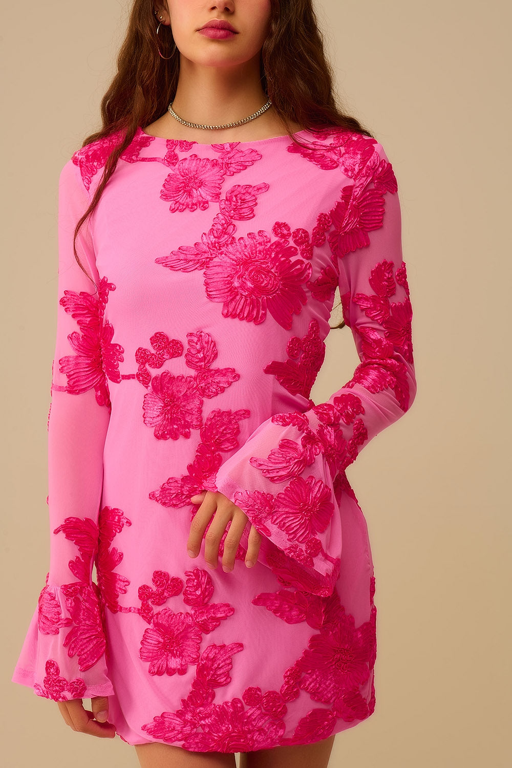 Vestido mini de gasa fucsia con brocado floral
