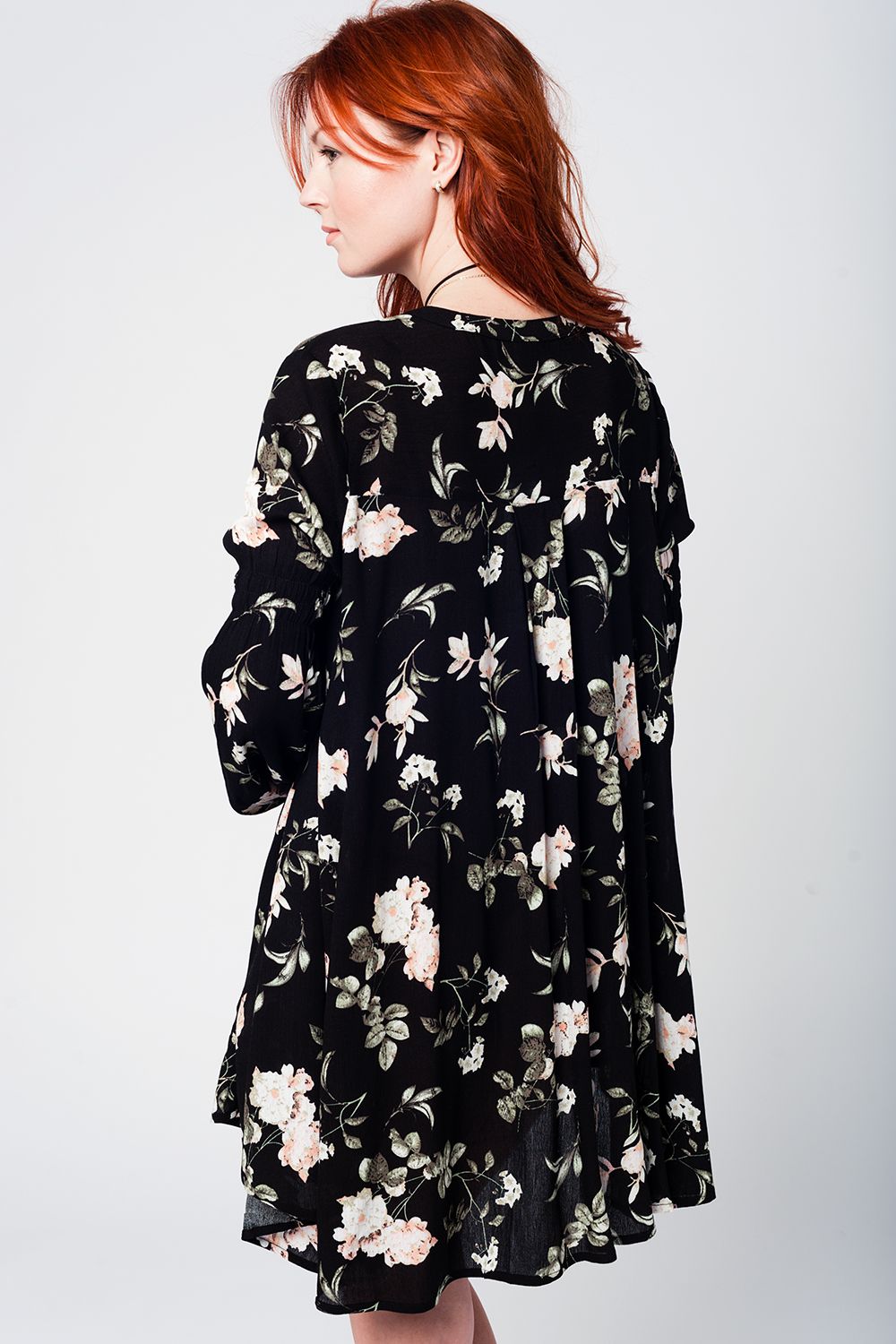 Vestido negro con estampado floral y vuelo