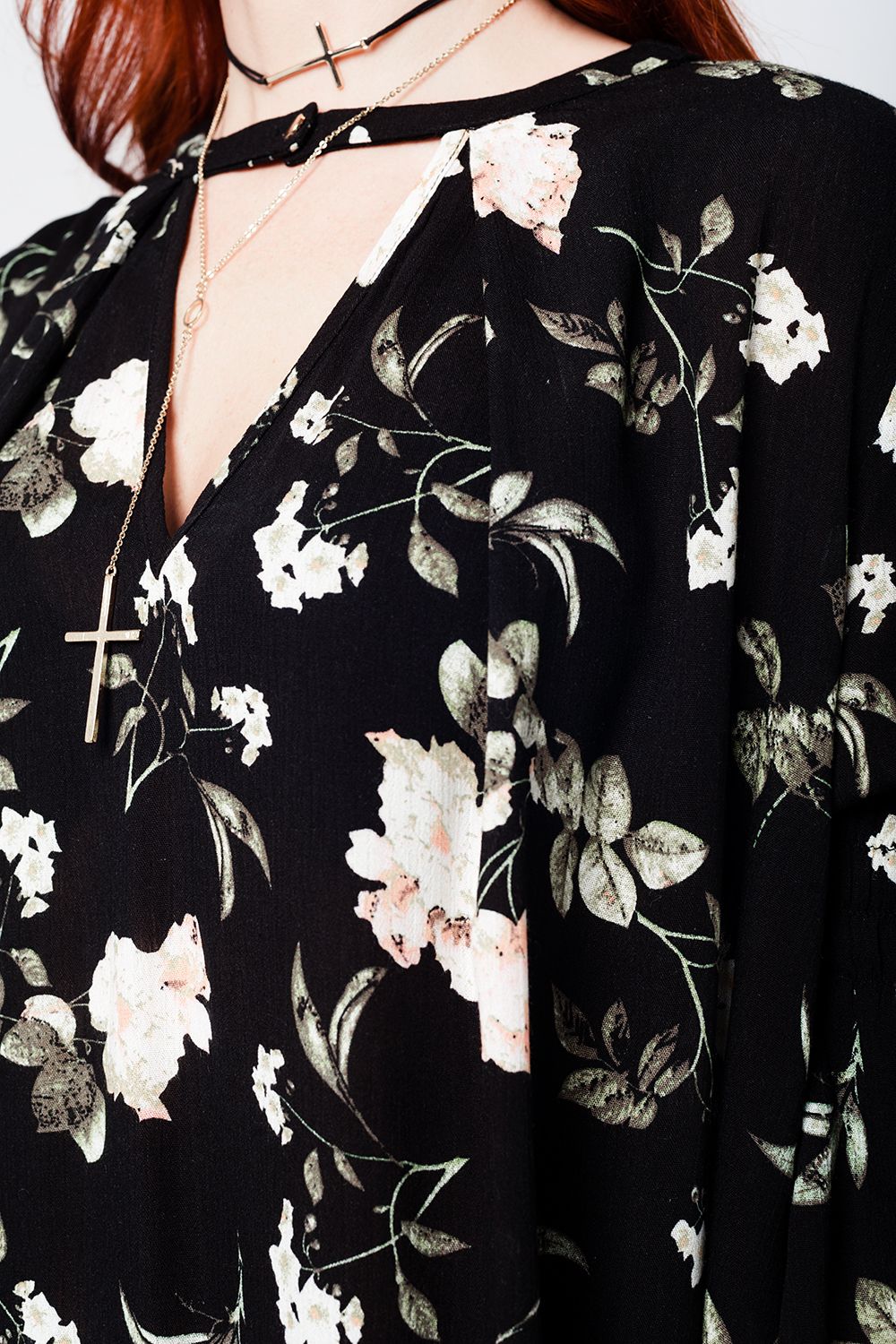 Vestido negro con estampado floral y vuelo