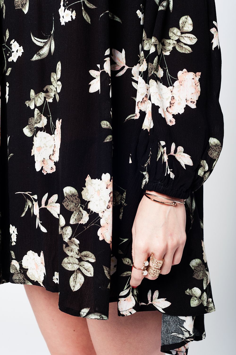 Vestido negro con estampado floral y vuelo