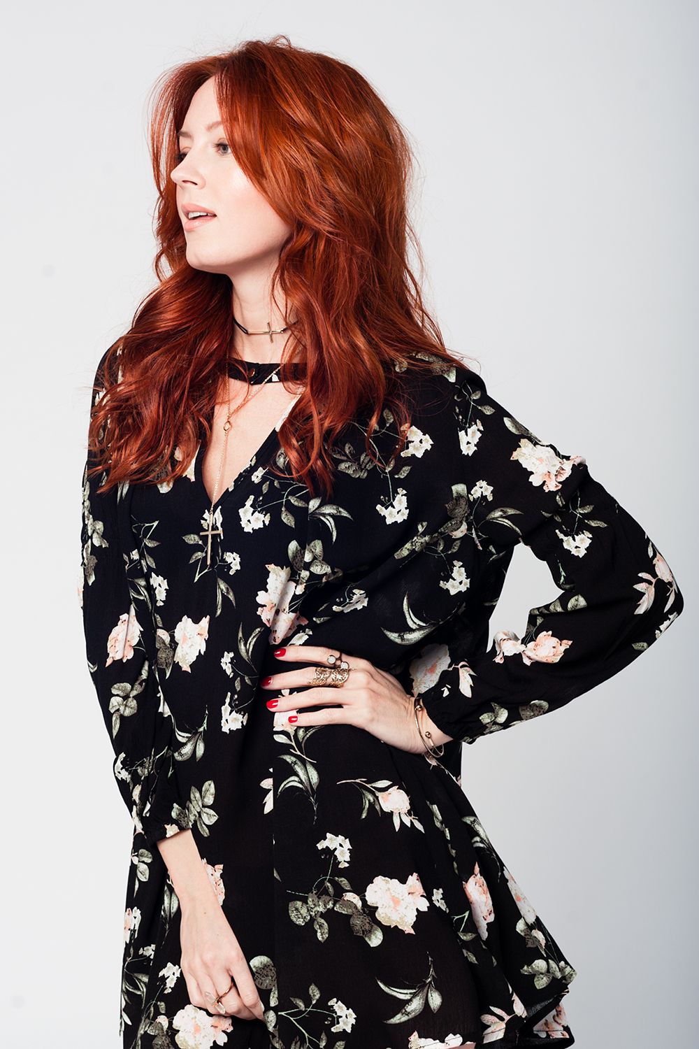 Q2 Vestido negro con estampado floral y vuelo