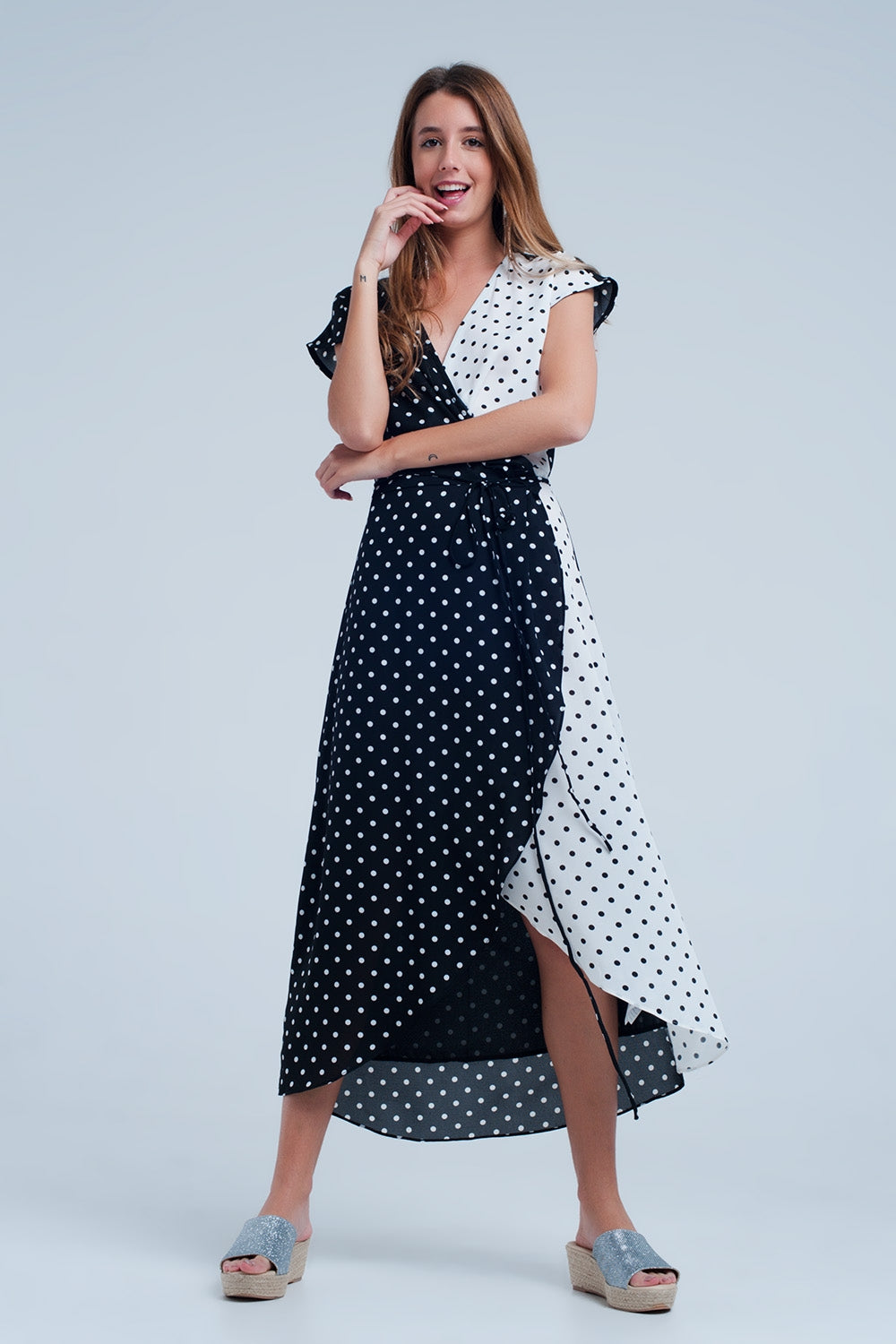 Q2 Vestido negro midi cruzado con estampado de mezcla de lunares