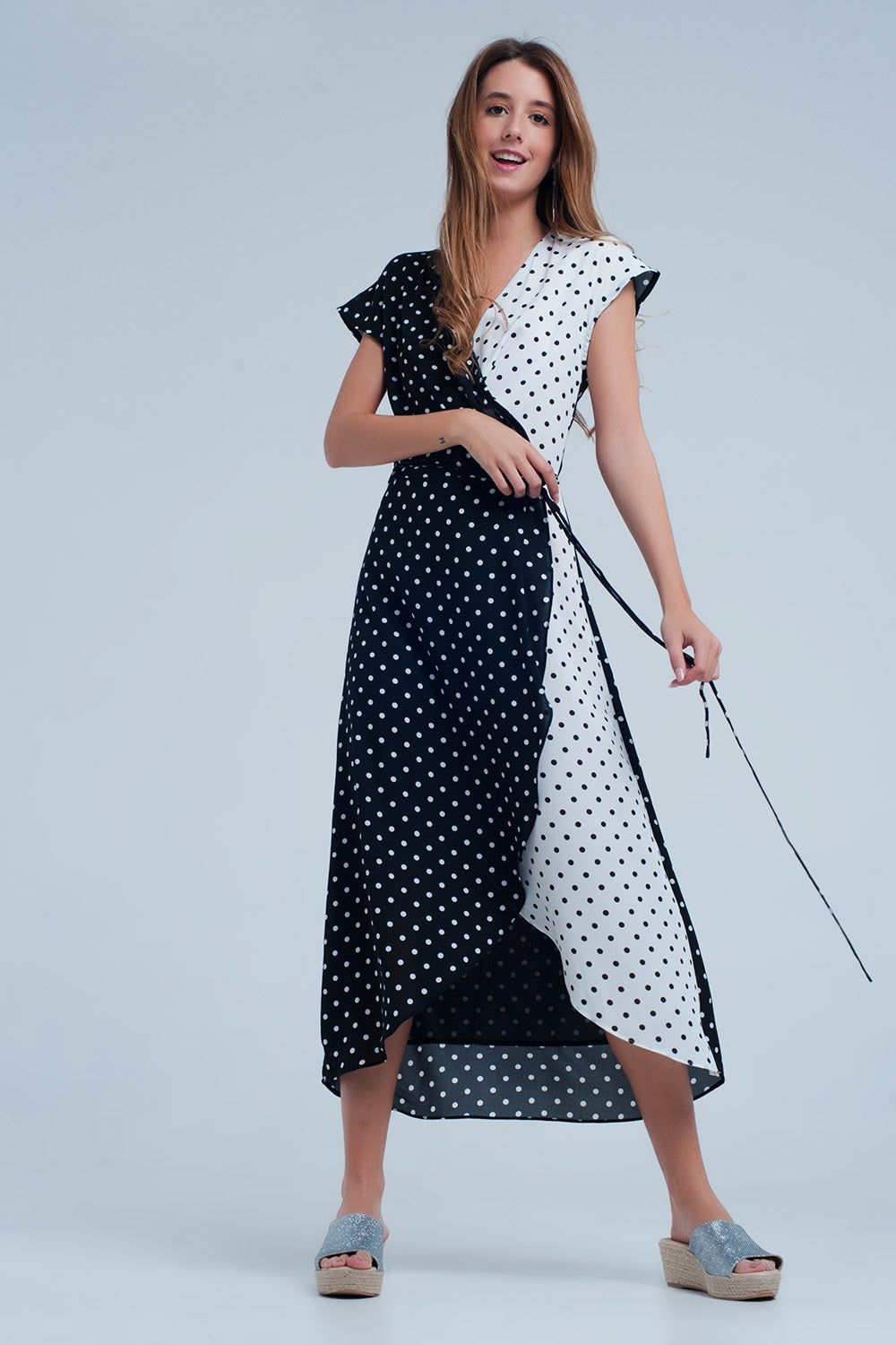 Vestido negro midi cruzado con estampado de mezcla de lunares
