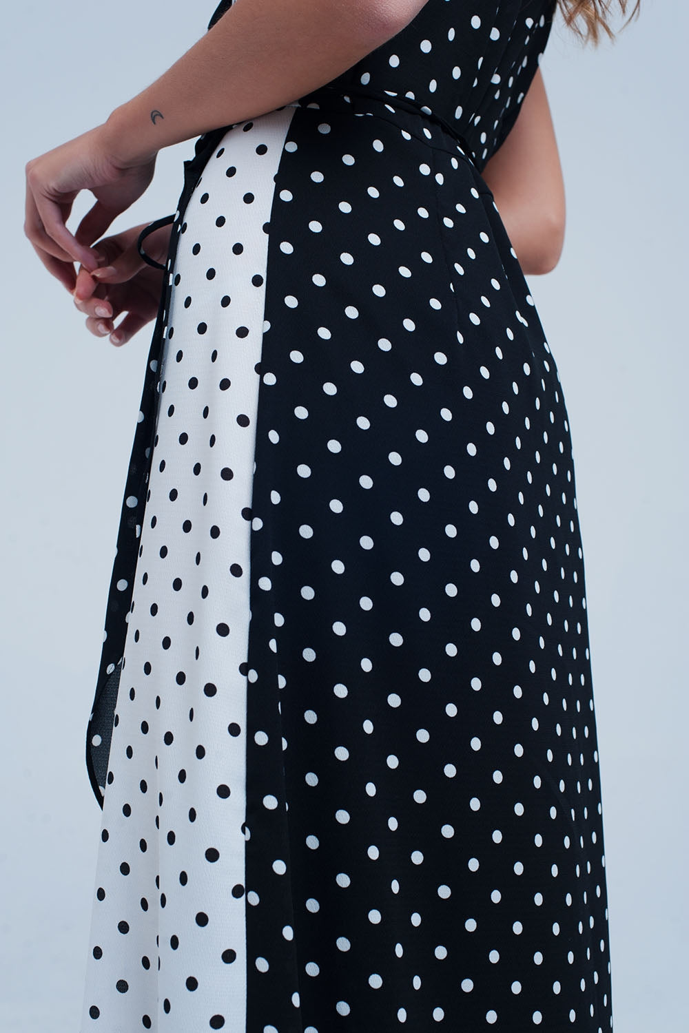 Vestido negro midi cruzado con estampado de mezcla de lunares