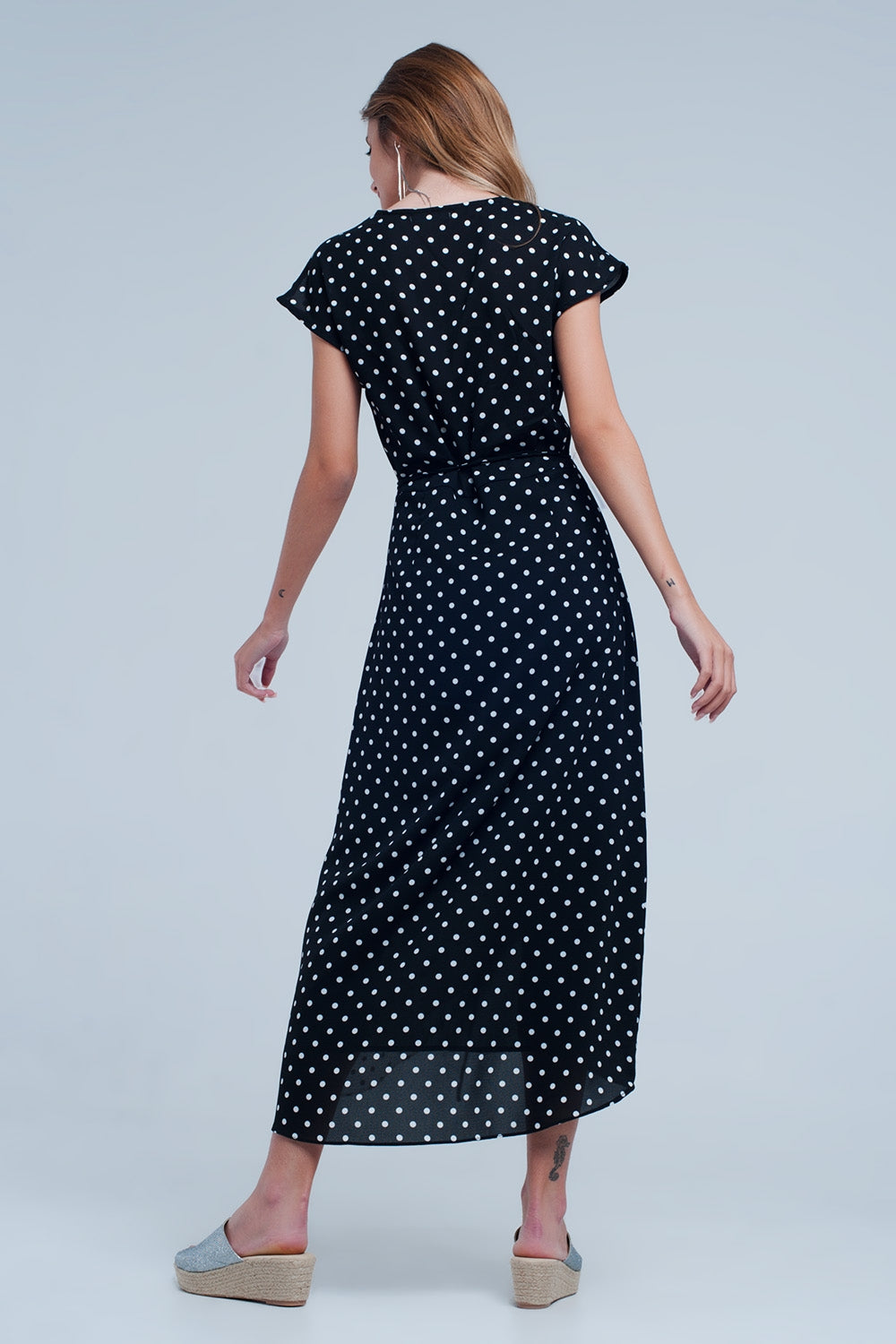 Vestido negro midi cruzado con estampado de mezcla de lunares