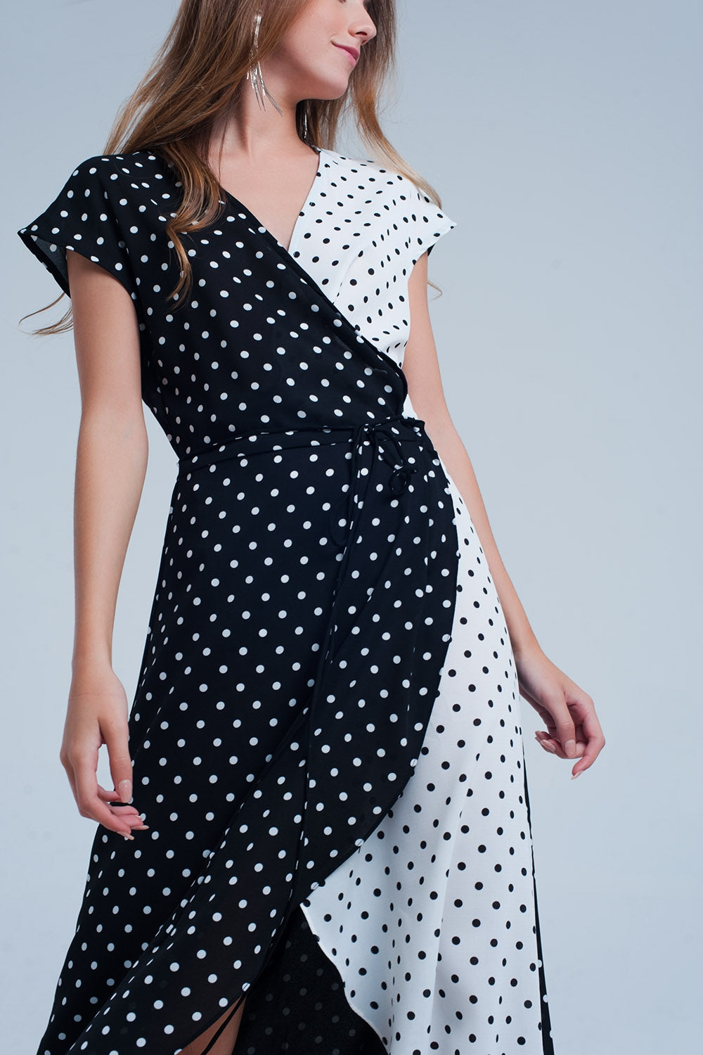 Vestido negro midi cruzado con estampado de mezcla de lunares