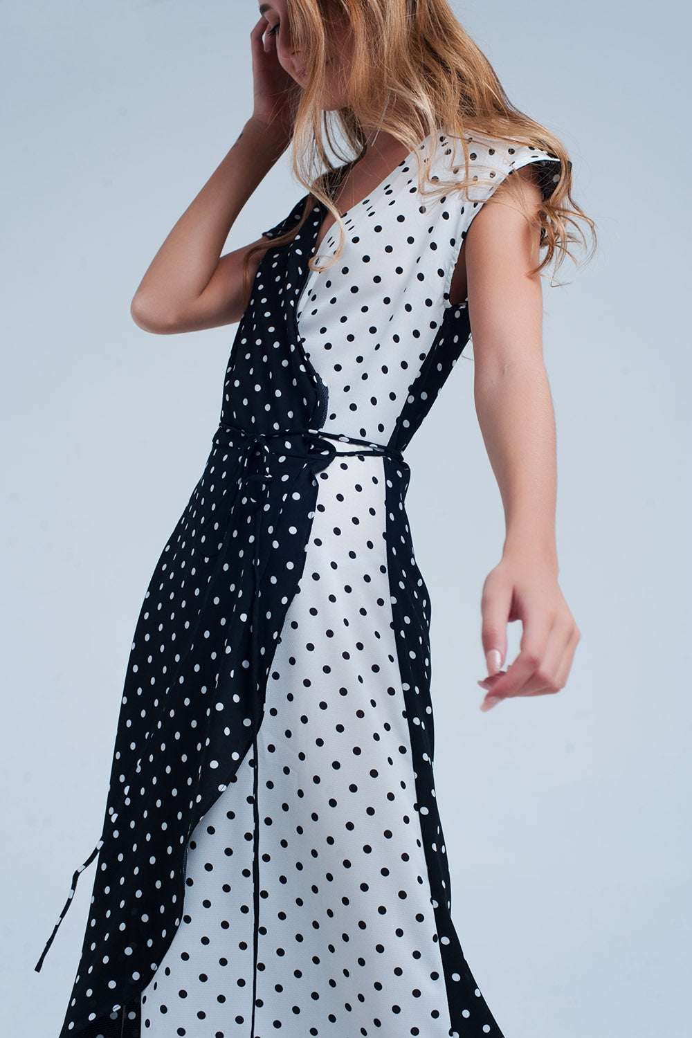 Vestido negro midi cruzado con estampado de mezcla de lunares