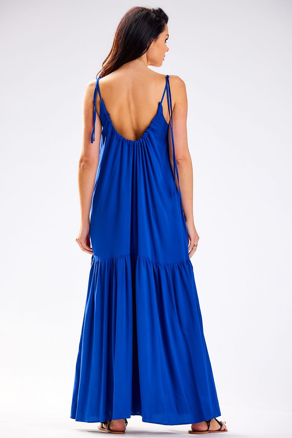 Vestido azul con espalda escotada y corte holgado
