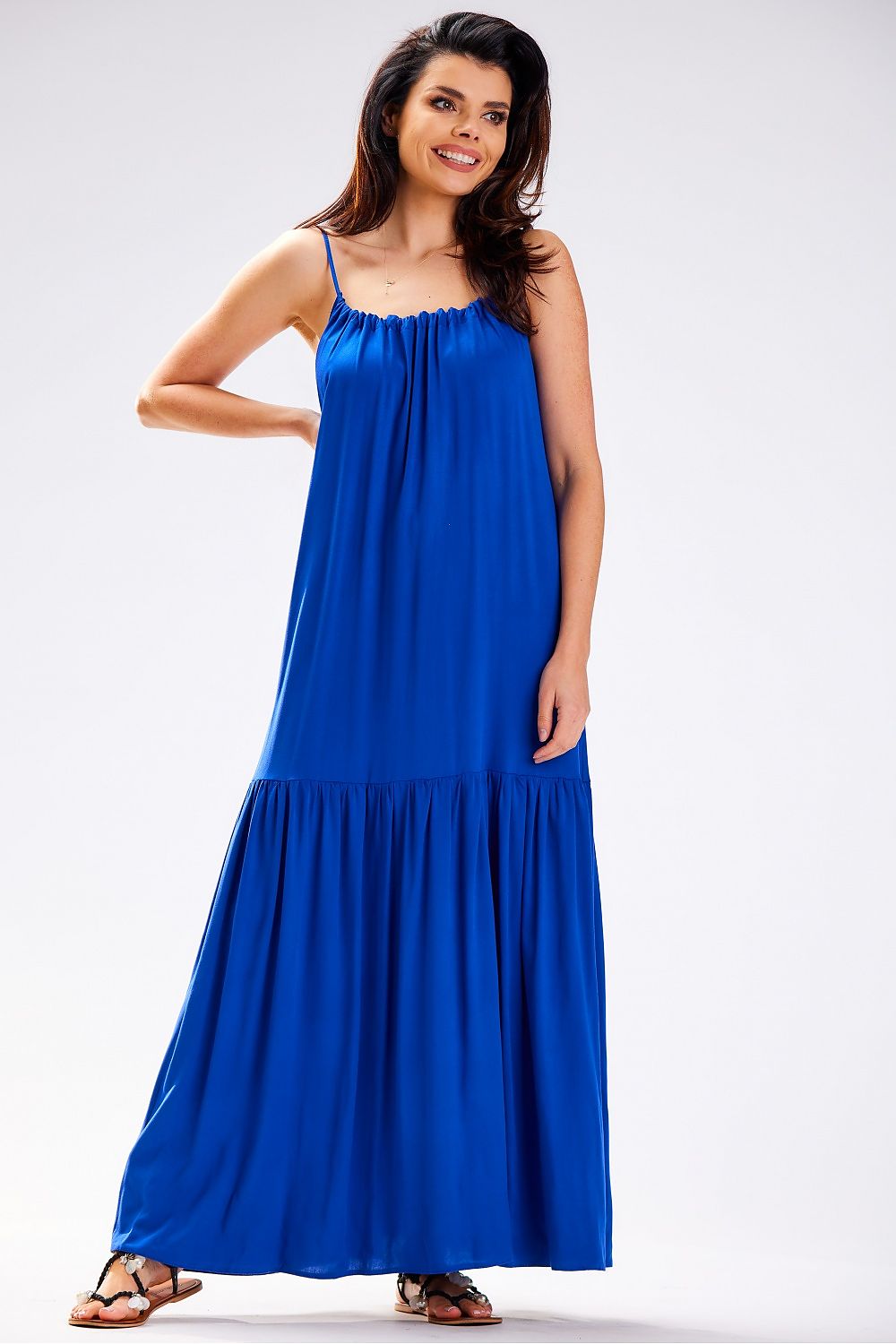 Vestido largo azul eléctrico con tirantes y corte suelto