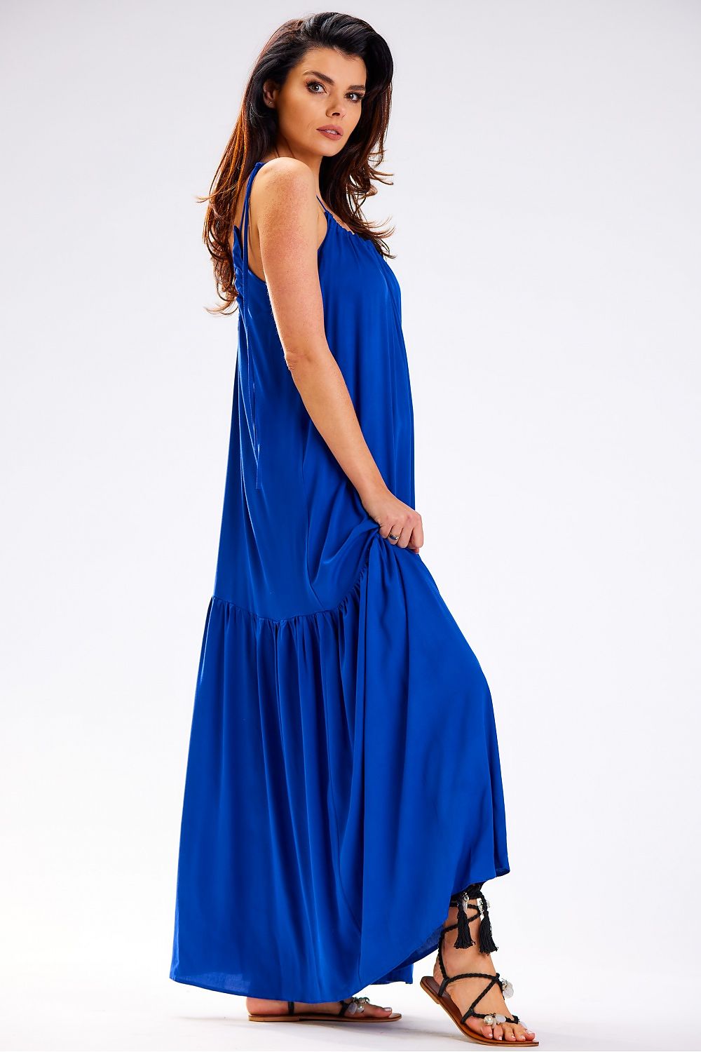 Vista lateral de vestido azul con volante fluido