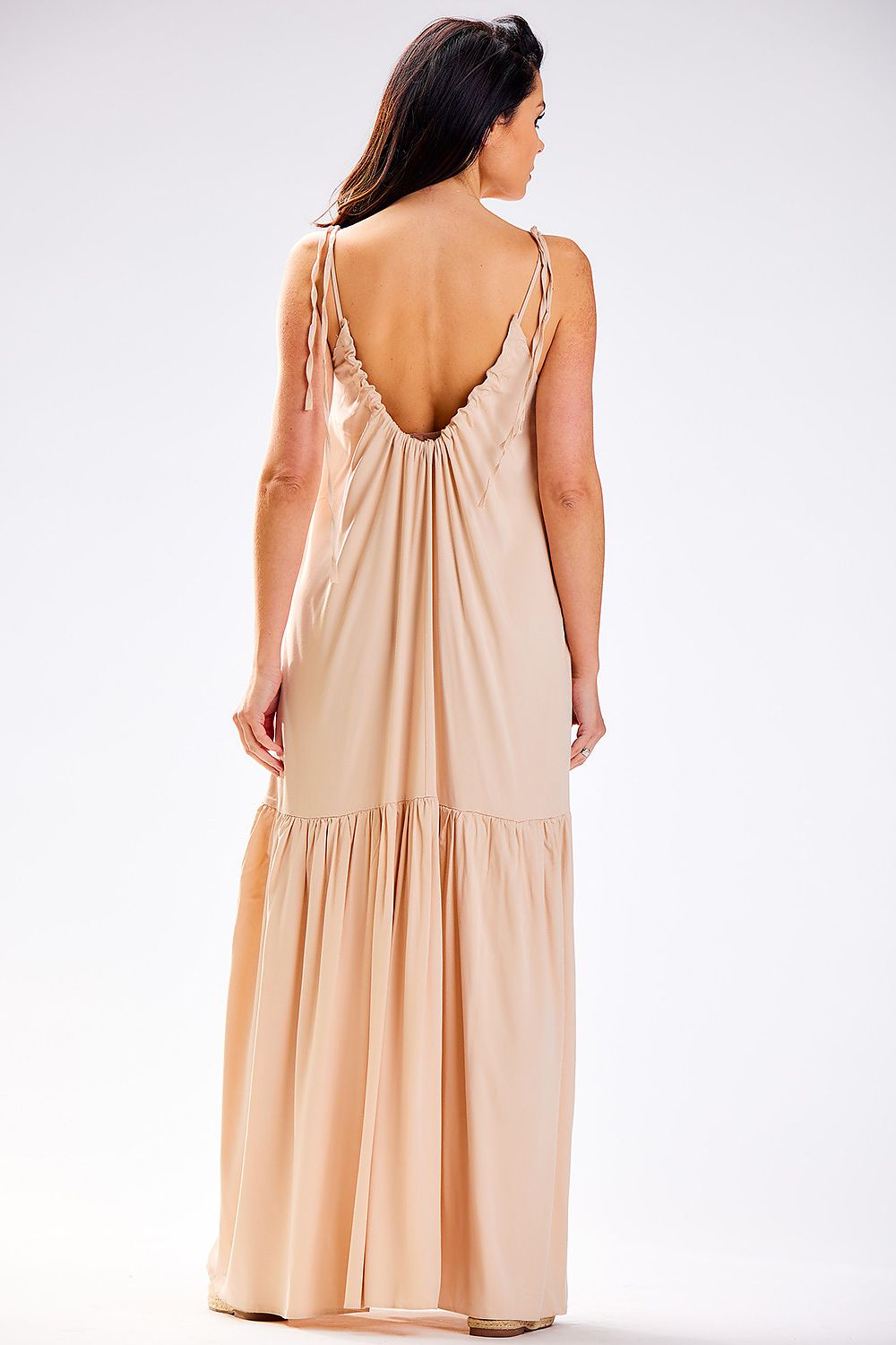 Espalda del vestido largo beige con escote y tirantes