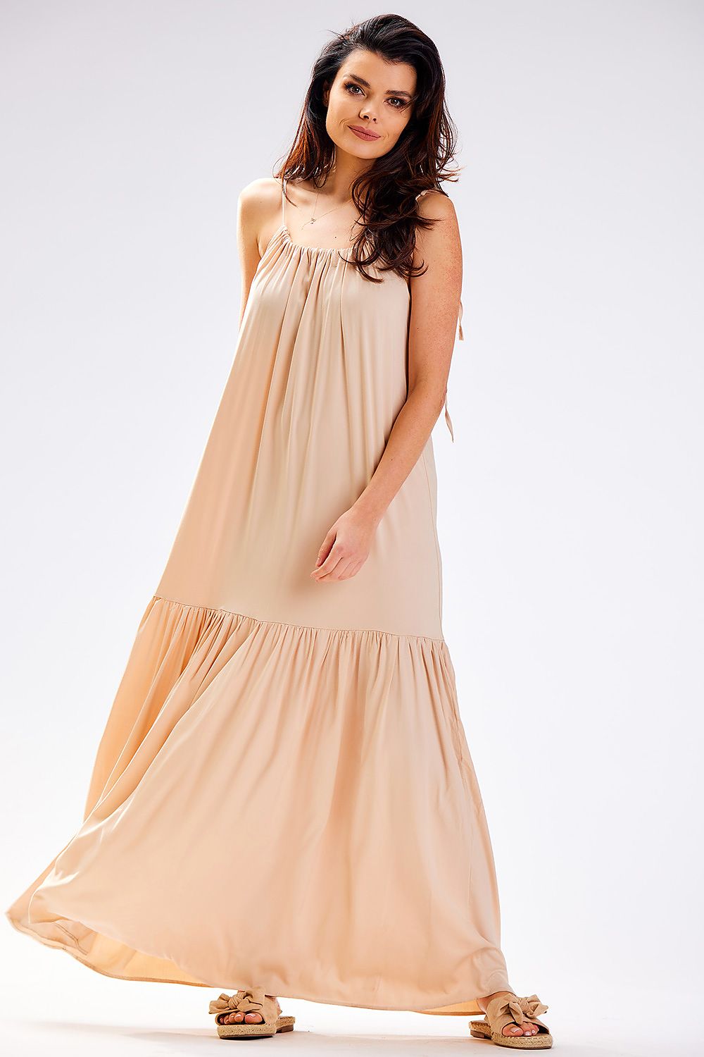 Vestido largo beige de tirantes finos y caída fluida