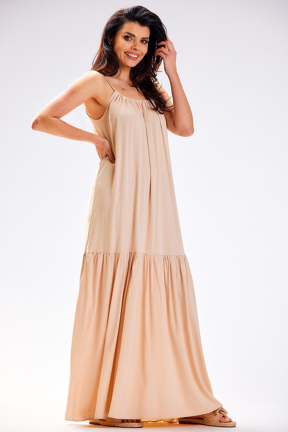 Movimiento del vestido oversize beige con volante