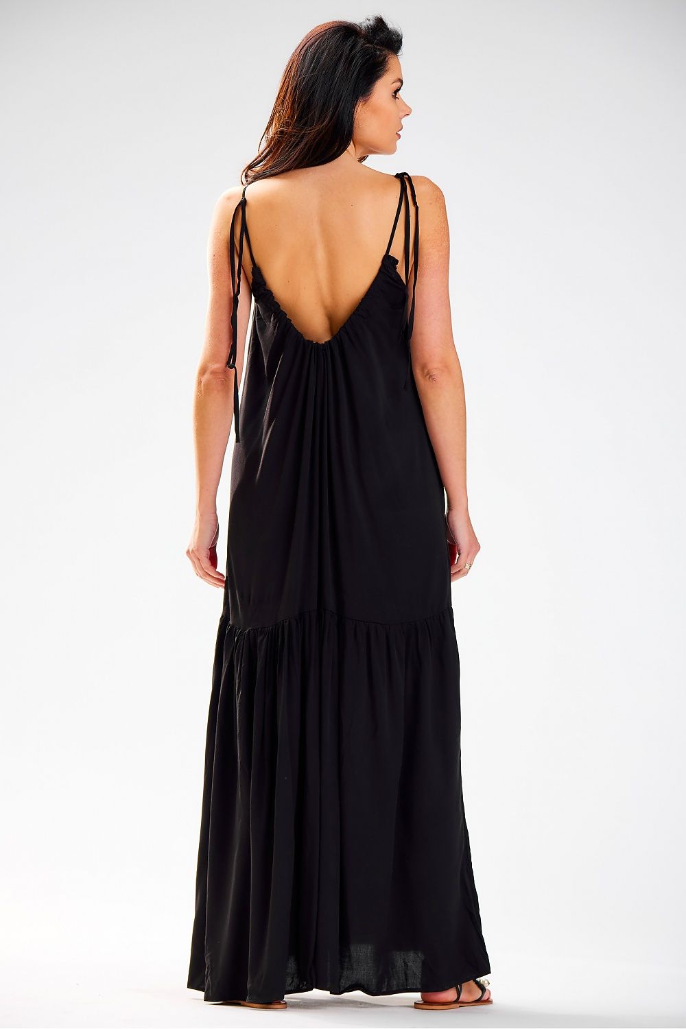 Espalda del vestido largo negro con escote y tirantes